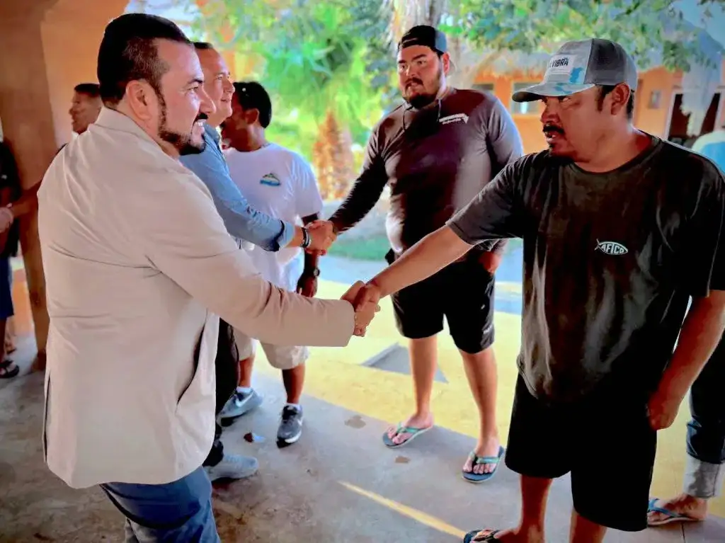 Reunión de autoridades con pescadores y familias en La Playa, Los Cabos