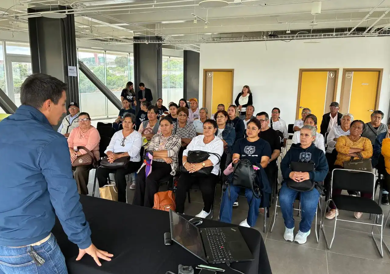 Adultos mayores durante un recorrido en Quantum Ciudad del Conocimiento