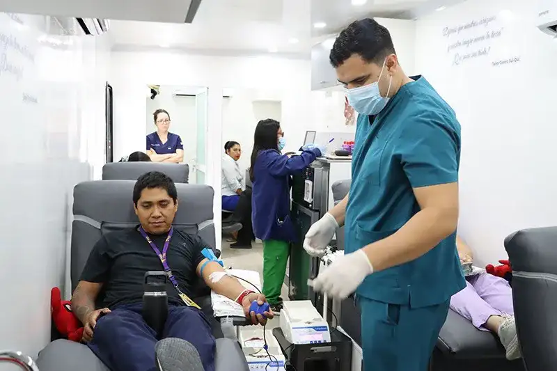 Personal de salud en un centro de transfusión sanguínea