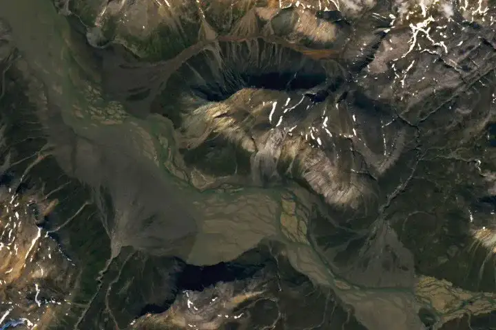 Imagen satelital de abanicos aluviales en un valle fluvial de la isla Severny, Rusia