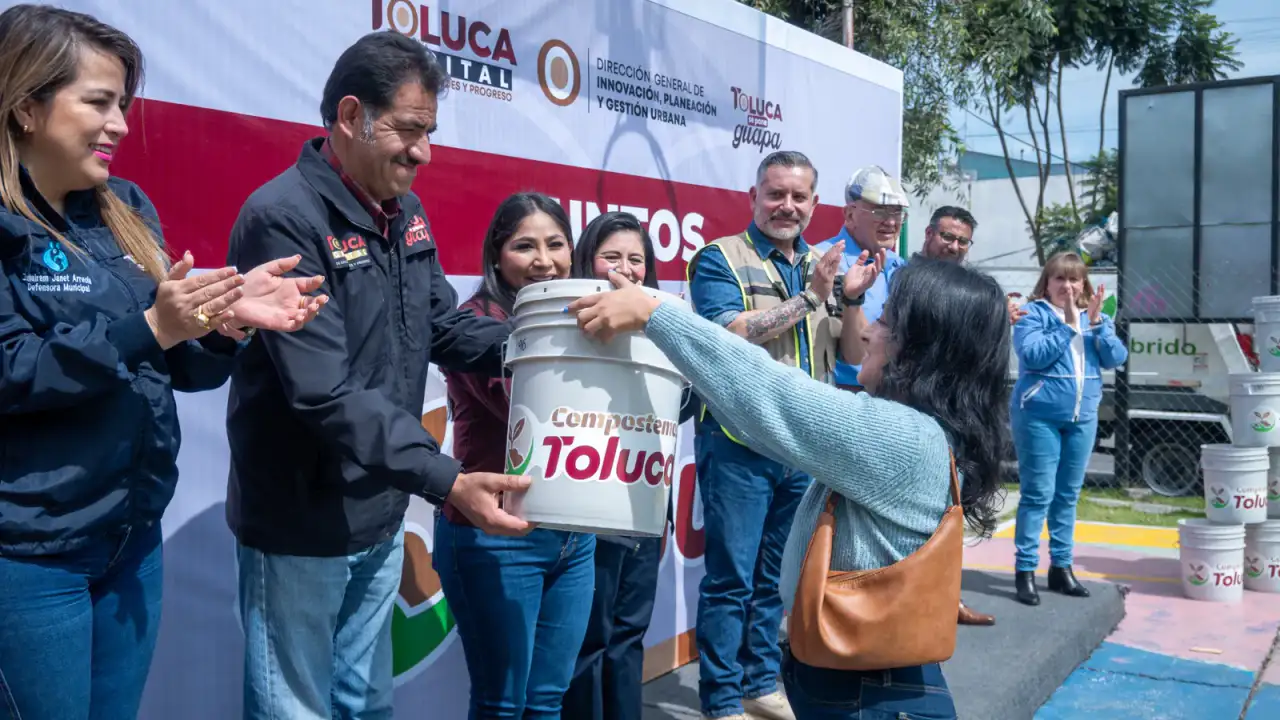 Entrega de botes composteros a familias en la colonia Morelos de Toluca