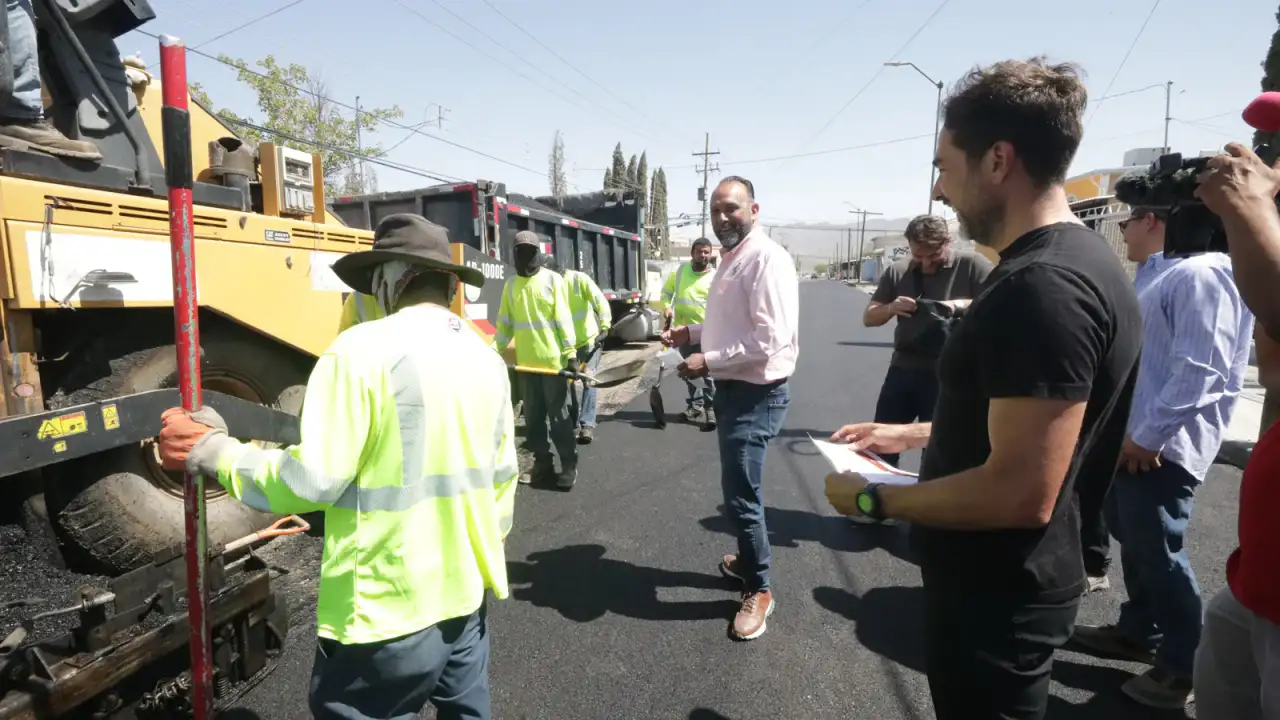 Presidente municipal supervisa obras de repavimentación en calle Nogal, colonia Insurgentes