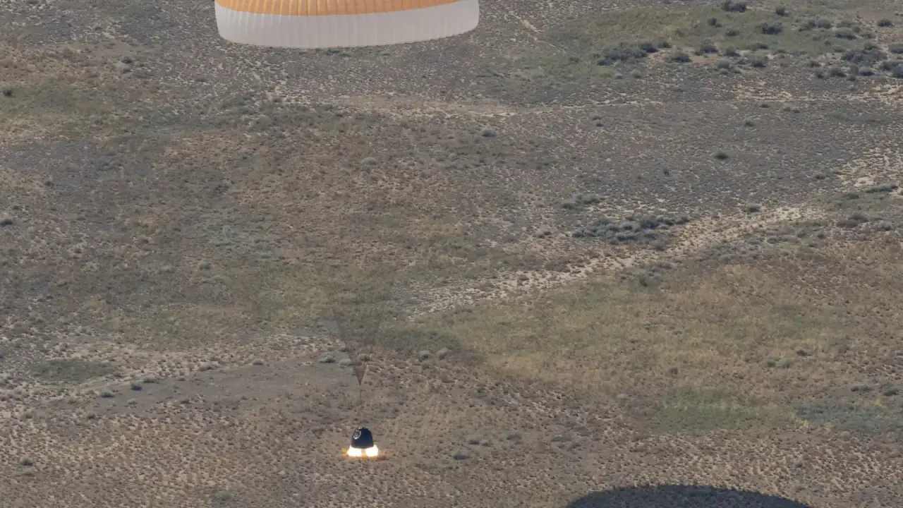 Cápsula Soyuz MS-28 descendiendo en paracaídas sobre las estepas de Kazajistán
