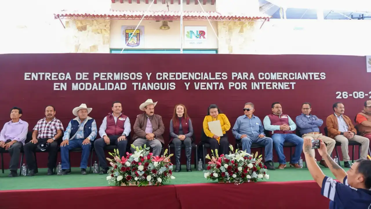 Comerciantes reunidos en la explanada del Palacio Municipal de Nicolás Romero