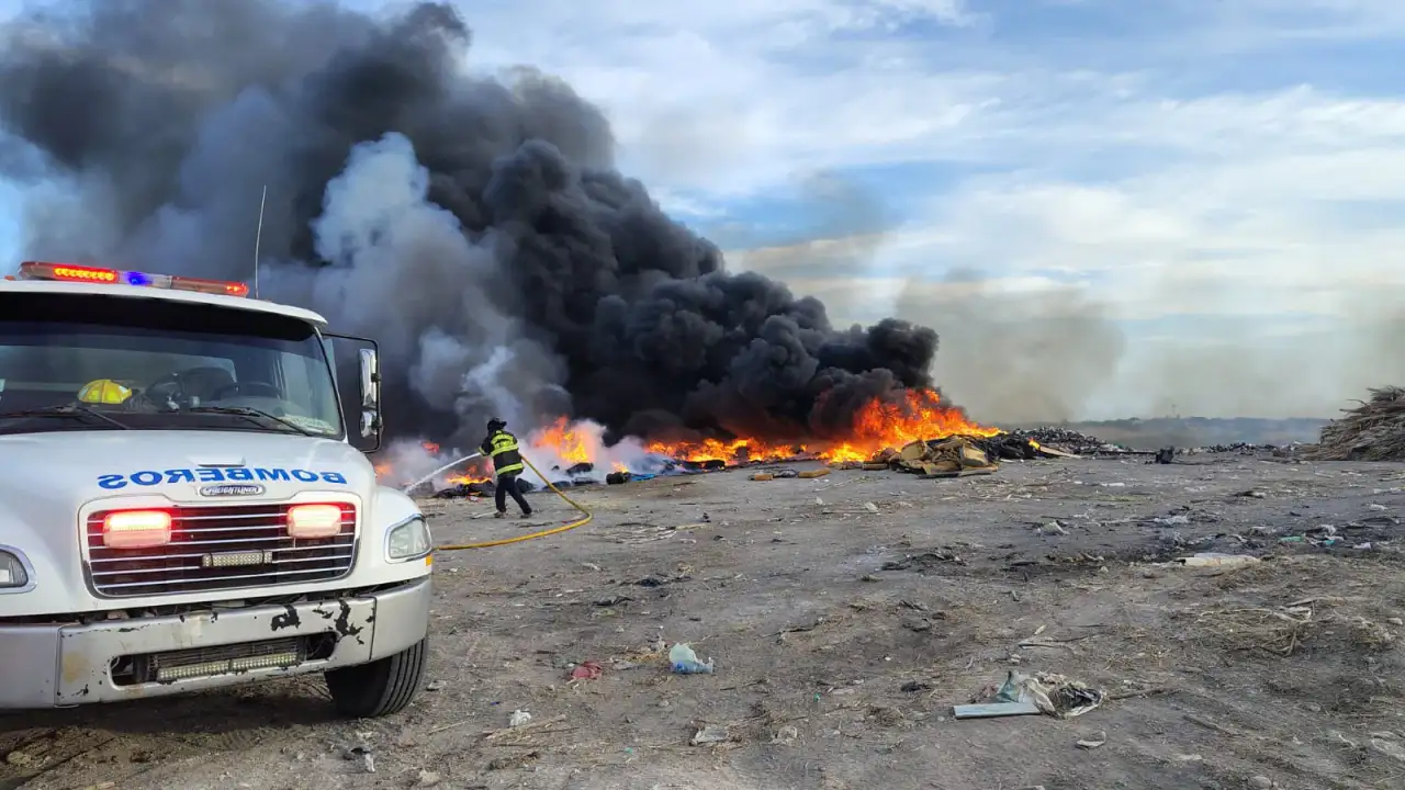 Bomberos de Reynosa trabajan para extinguir el incendio en el basurero