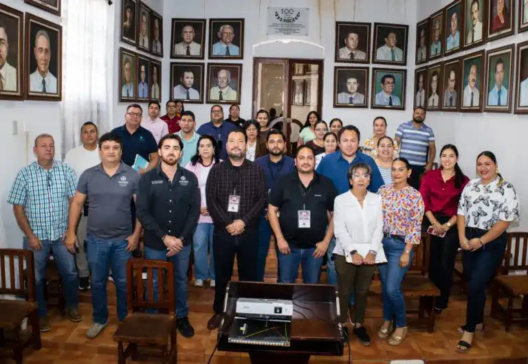 Funcionarios durante capacitación ambiental en Concordia