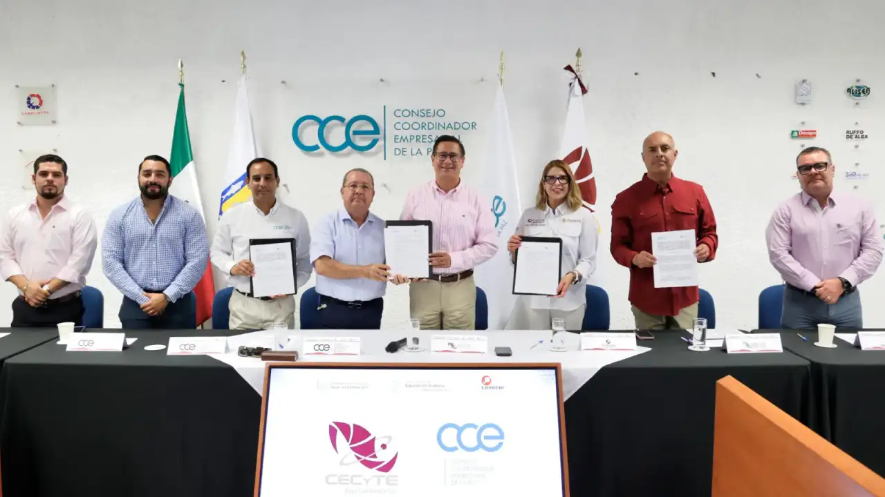 Firma de convenio entre representantes de CECyTE BCS y el CCE La Paz