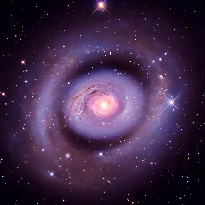 Imagen compuesta de la galaxia Messier 94 con datos de rayos X y luz visible.