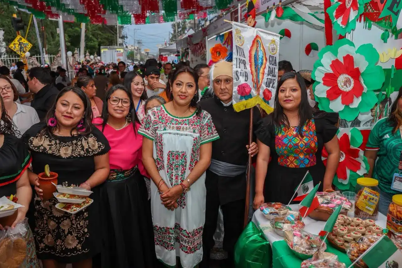 Personas reunidas en una verbena popular con puestos de comida típica mexicana