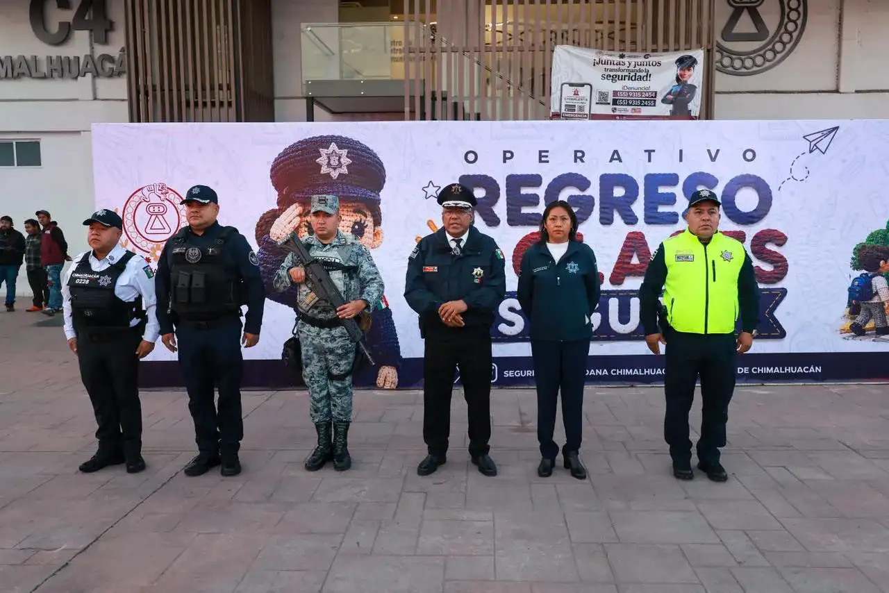 Policías y estudiantes en las inmediaciones de una escuela en Chimalhuacán