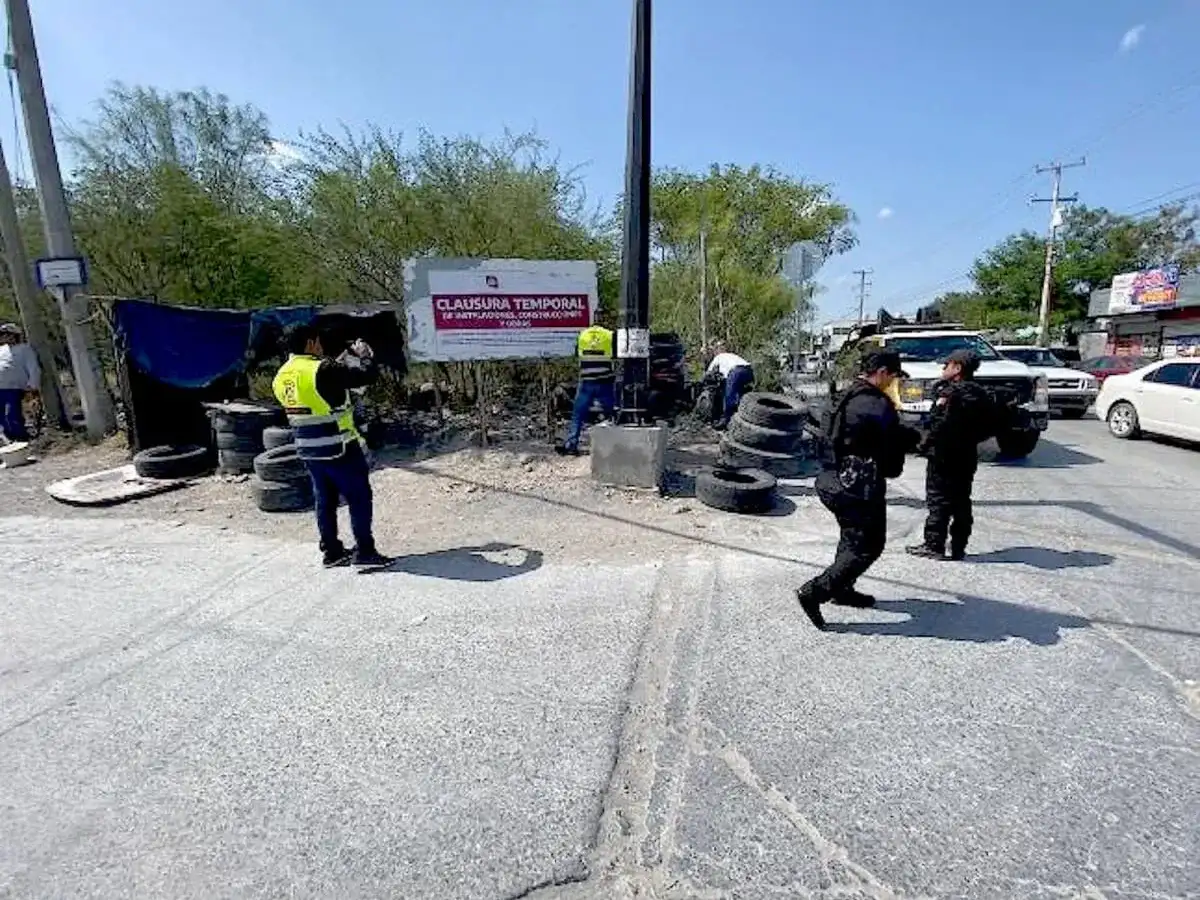 Sellos de clausura en la entrada de un predio con llantas acumuladas en Reynosa, Tamaulipas.