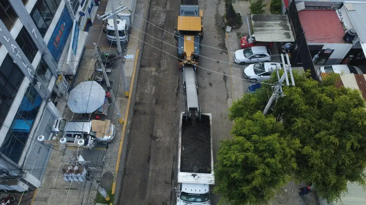 Maquinaria de pavimentación trabajando en una calle de Cuautitlán Izcalli