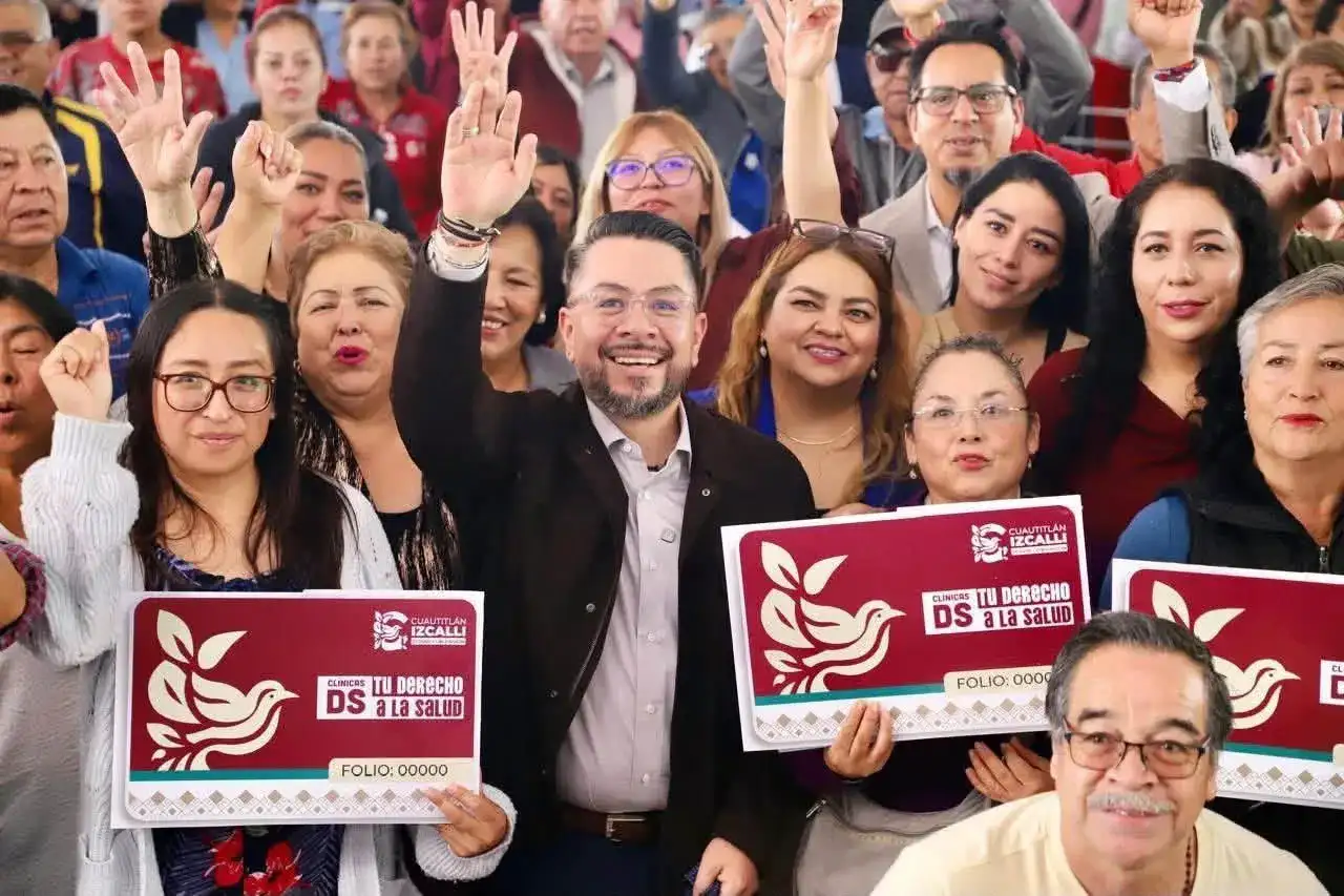 Personas reunidas en la explanada municipal durante la entrega de tarjetas de salud
