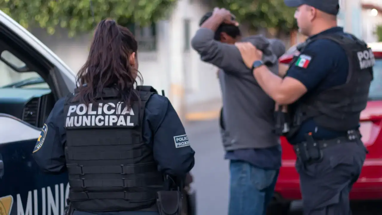Patrulla de policía municipal en calle de Querétaro