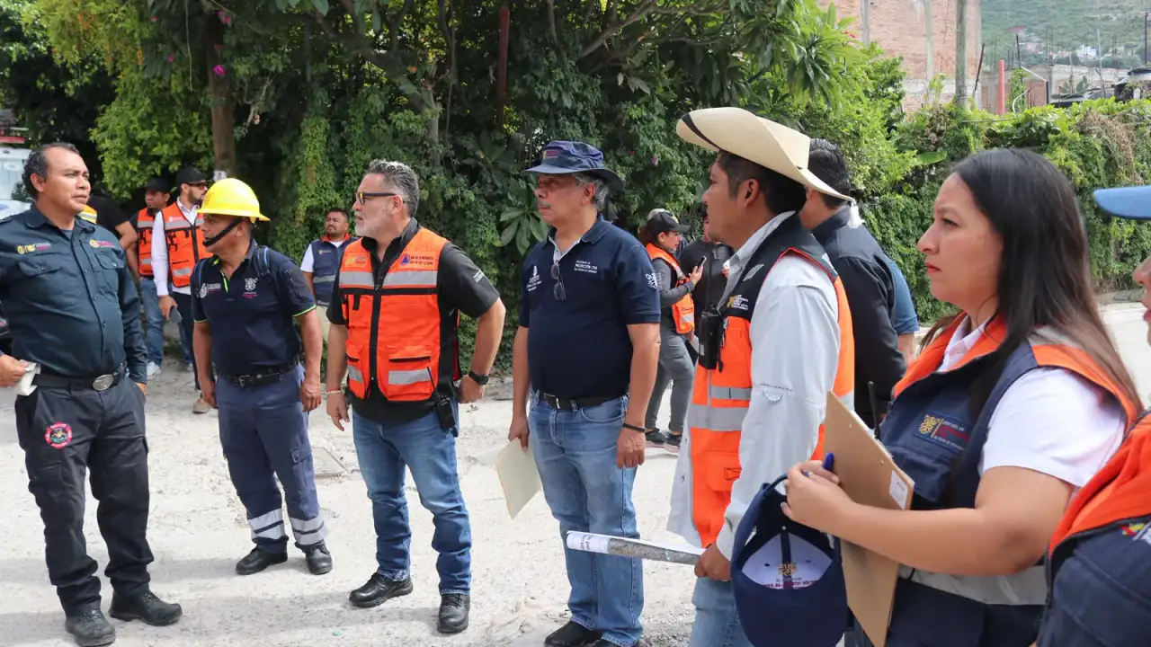 Personal de protección civil durante un recorrido en una zona de ladera con viviendas afectadas