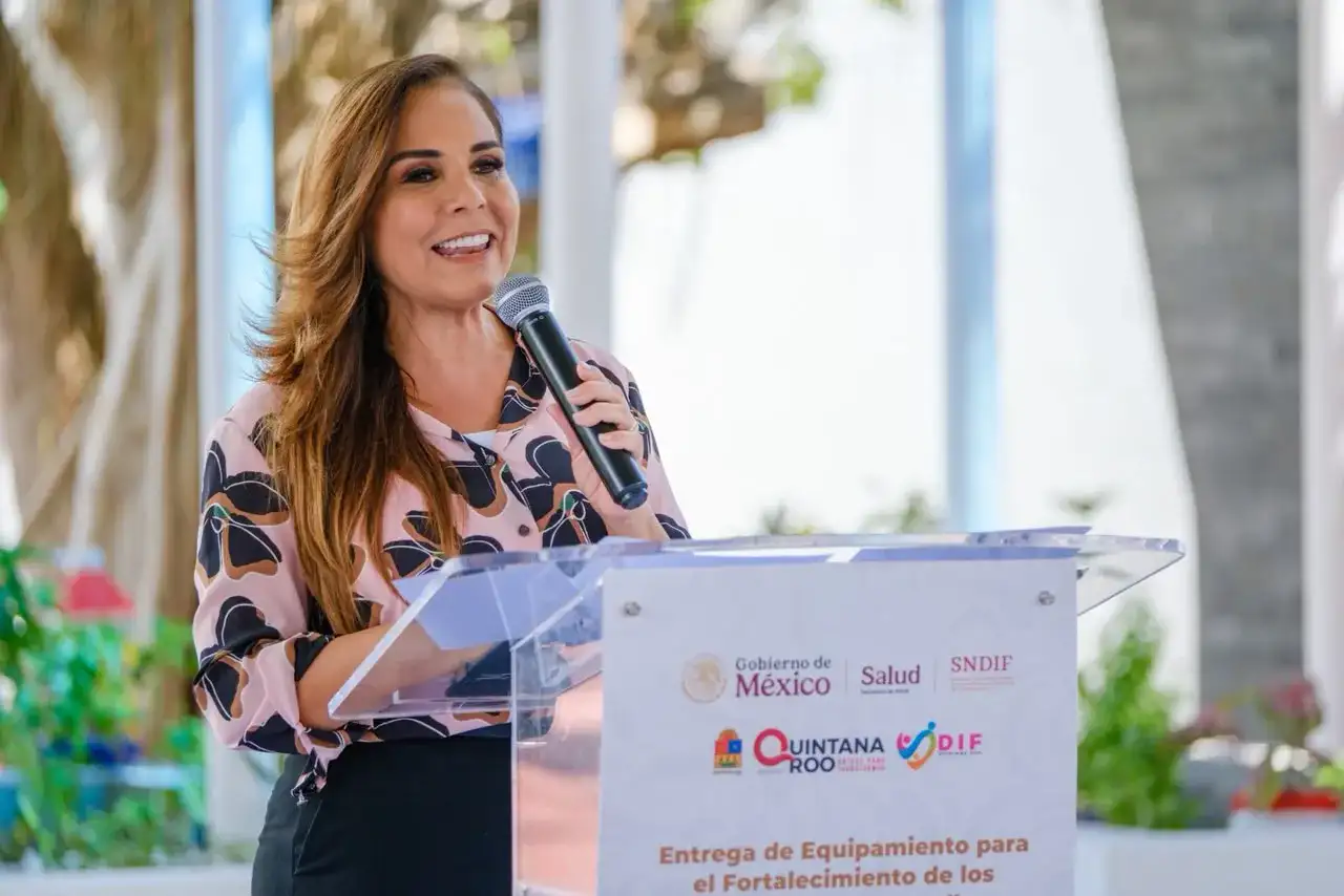 Autoridades estatales durante la entrega de mobiliario en un centro comunitario DIF-Pilares