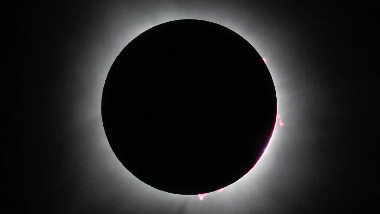 Eclipse solar total visto desde el suelo