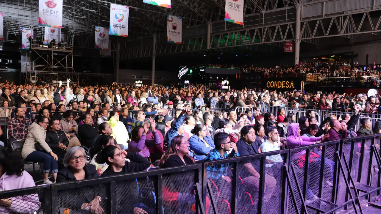 Personas con discapacidad ingresando a un recinto ferial con rampas accesibles