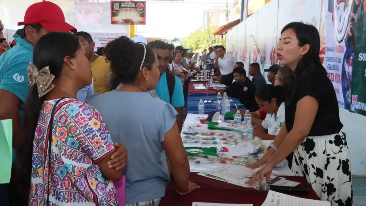 Personas asisten a una feria de empleo en un salón