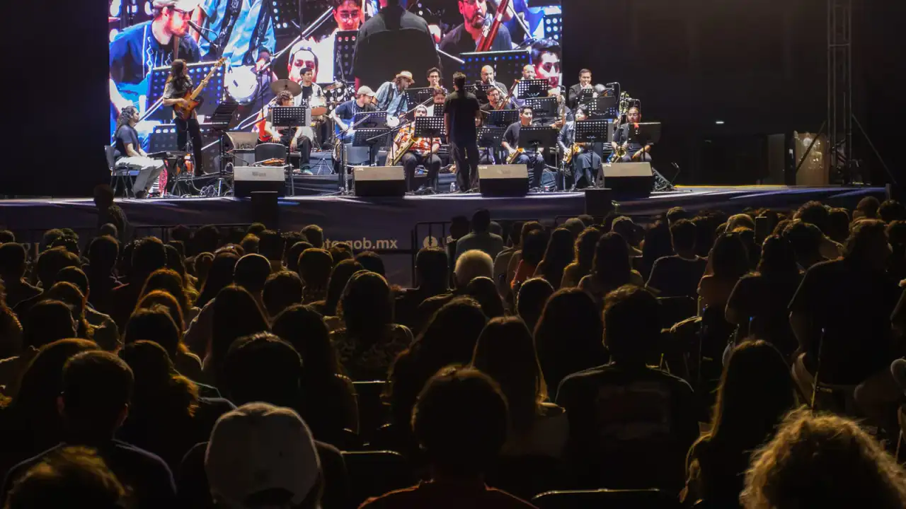 Concierto al aire libre en la Calzada de las Artes del Forum Cultural Guanajuato