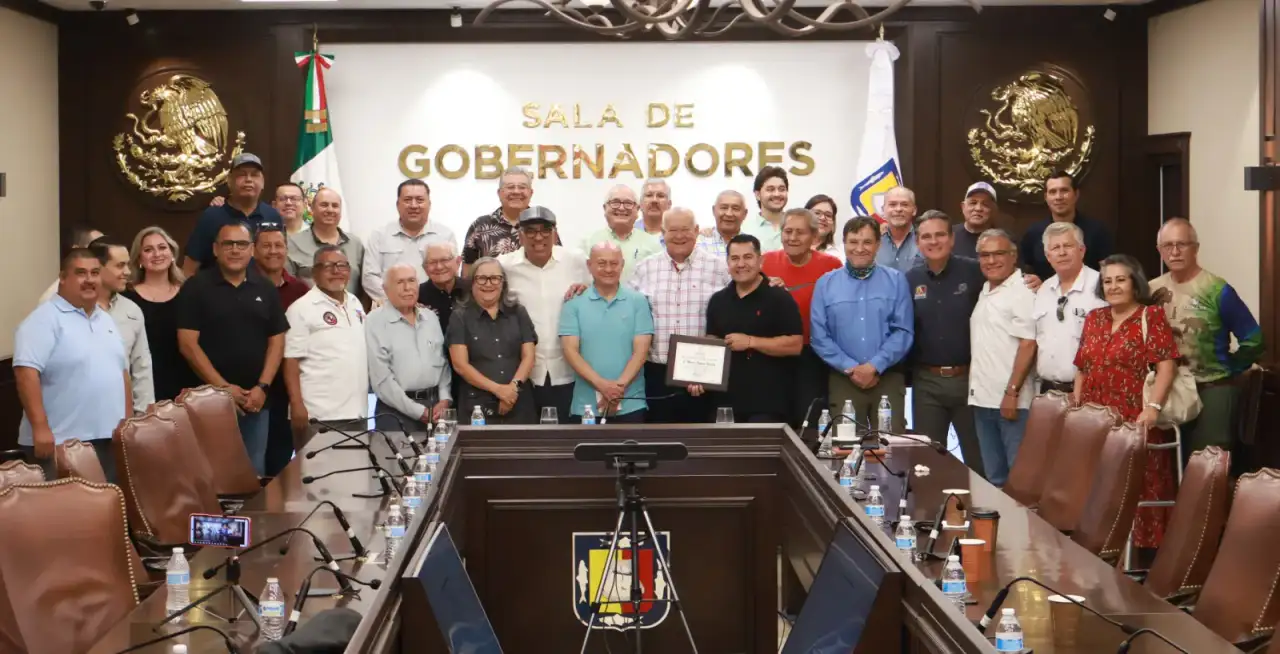 Gobernador de BCS entrega reconocimiento a Marco Antonio Barrera en Palacio de Gobierno