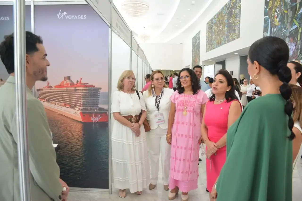 Mujeres asistentes a un congreso de turismo en Zihuatanejo, Guerrero