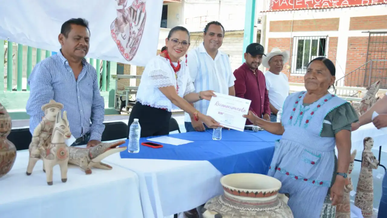 Artesanos de San Agustín Oapan en ceremonia de premiación