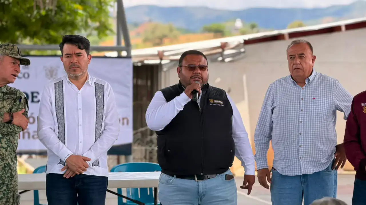 Autoridades federales y estatales caminan por una comunidad rural en Olinalá, Guerrero