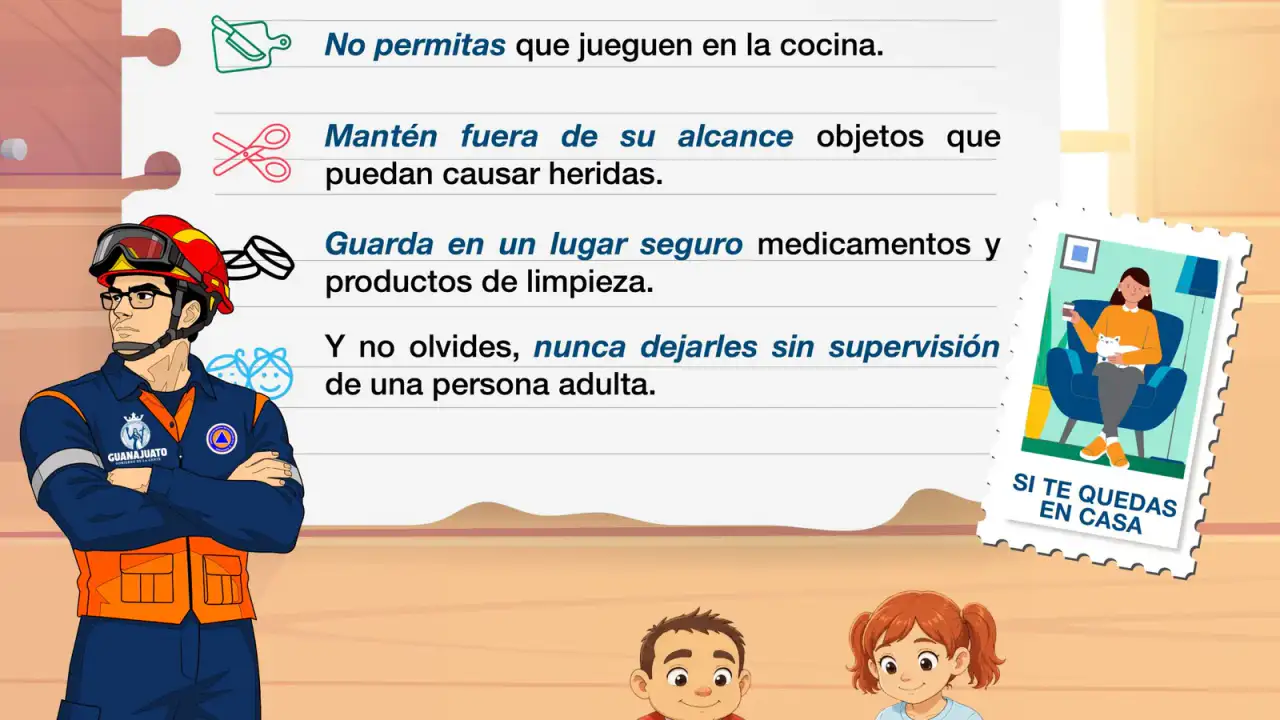 Niños jugando en sala de estar bajo supervisión adulta mientras cocina de fondo
