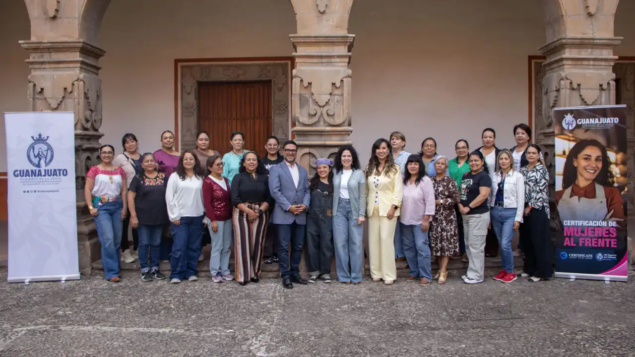 Mujeres artesanas durante una capacitación en el Centro de las Artes de Guanajuato