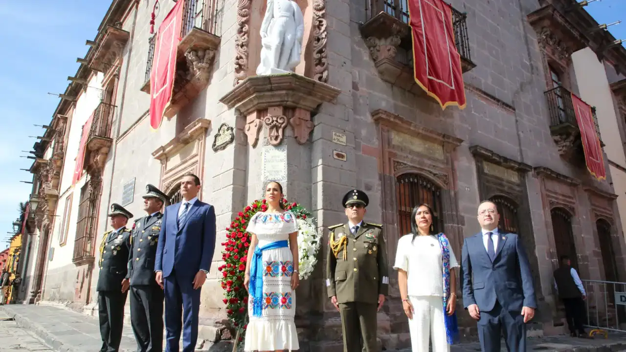 Acto cívico por el 216 aniversario de la Independencia en el Jardín Allende de San Miguel de Allende