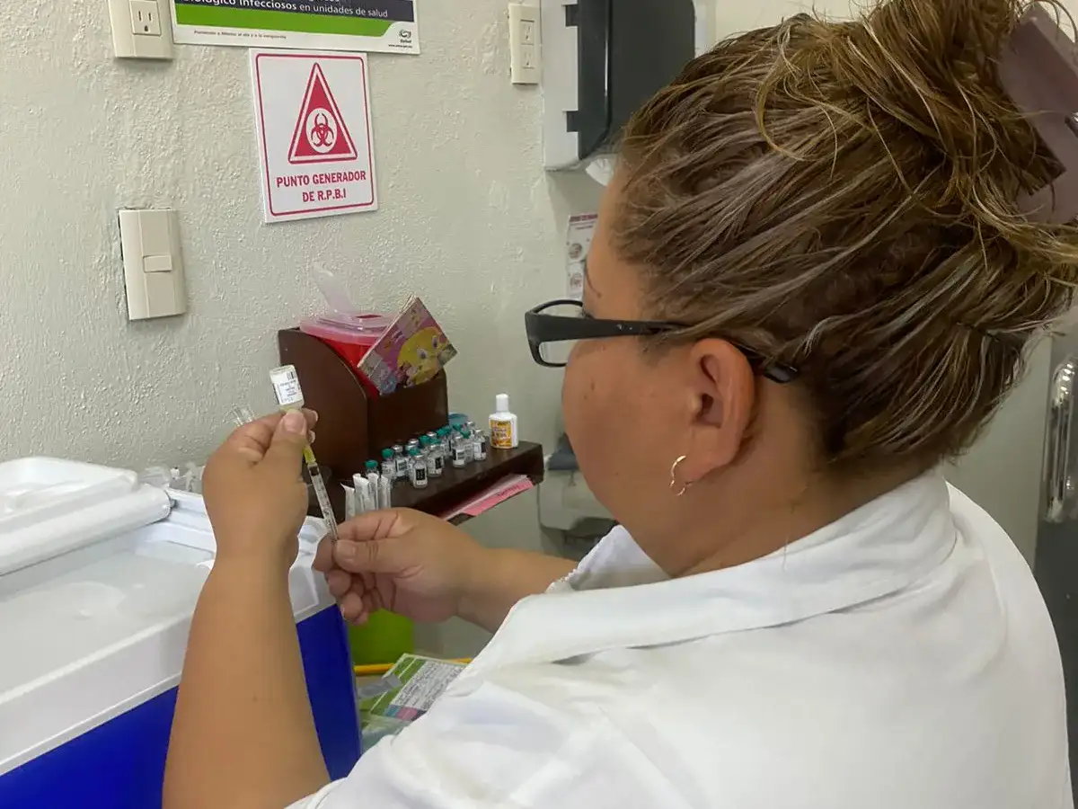 Personal de salud aplica vacuna a niño en centro de salud de Guanajuato