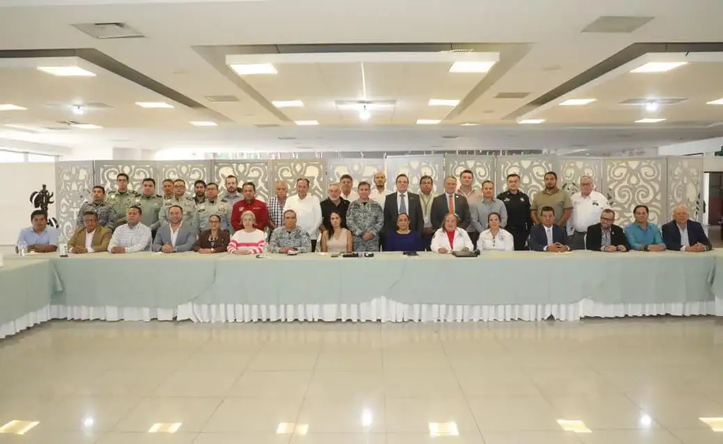 Reunión de autoridades y transportistas en mesa de trabajo sobre seguridad carretera
