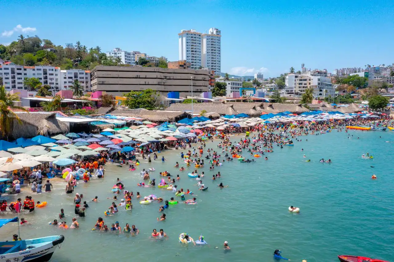 Imagen de playa de Acapulco con turistas