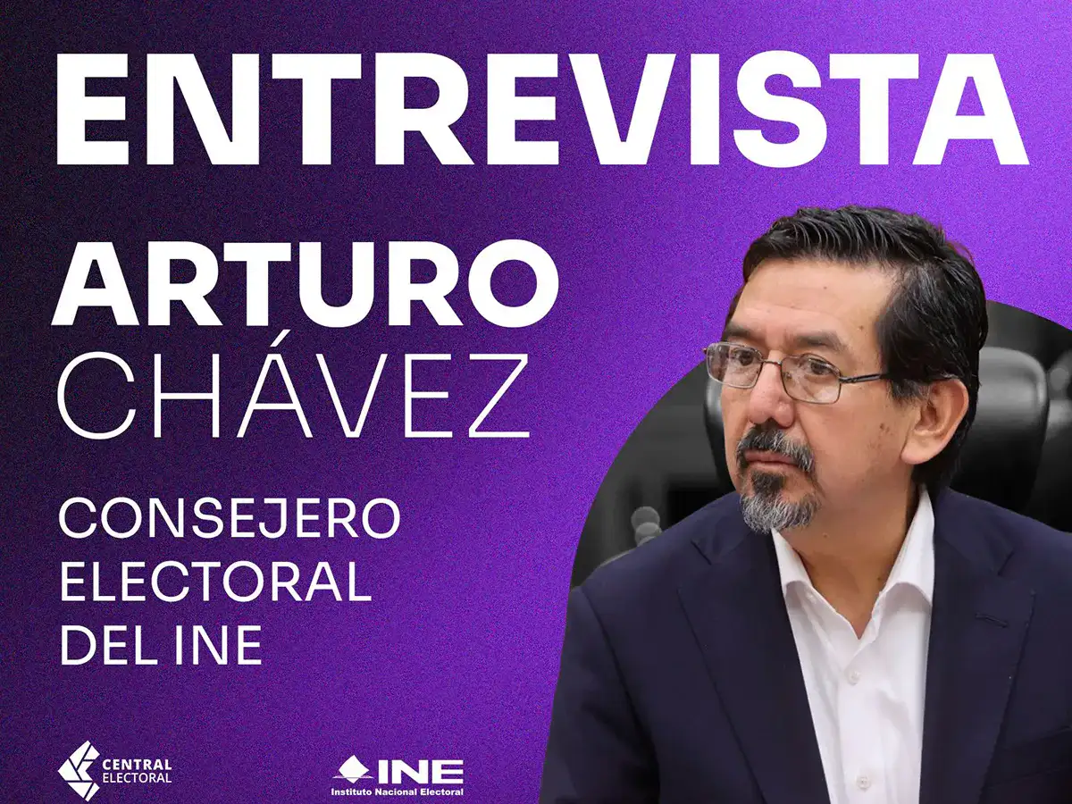 Consejero electoral durante una entrevista radiofónica sobre el proceso electoral