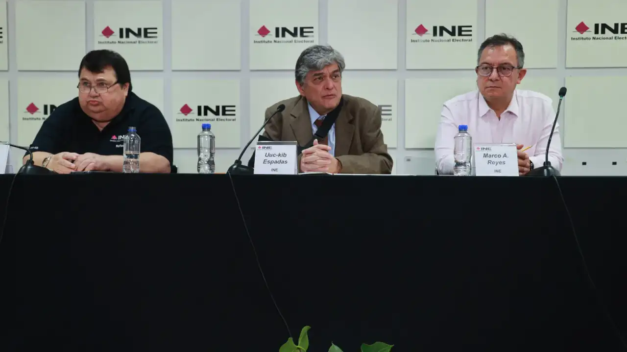 Consejero electoral del INE durante conferencia de prensa sobre cuotas legislativas