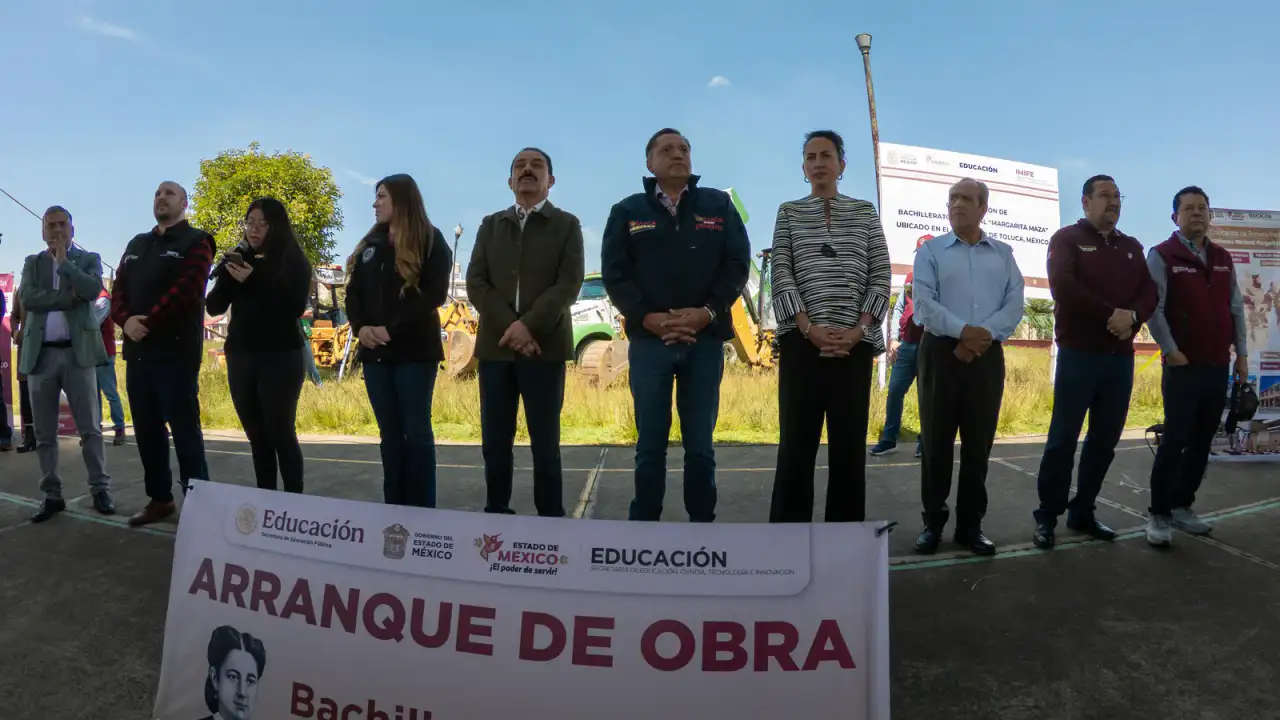 Autoridades colocan primera piedra de preparatoria en Toluca