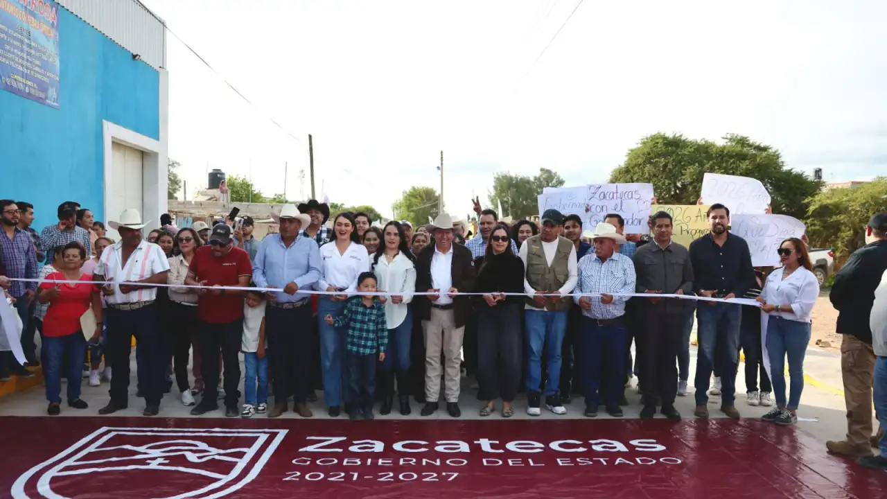 Gobernador David Monreal en corte de listón de calles pavimentadas en Chaparrosa, Villa de Cos