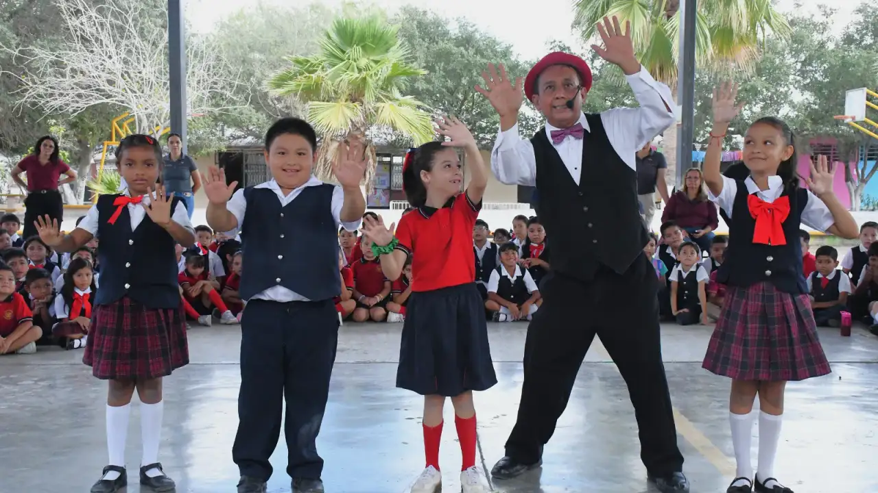 Estudiantes de primaria reunidos durante una actividad de teatro guiñol en Reynosa