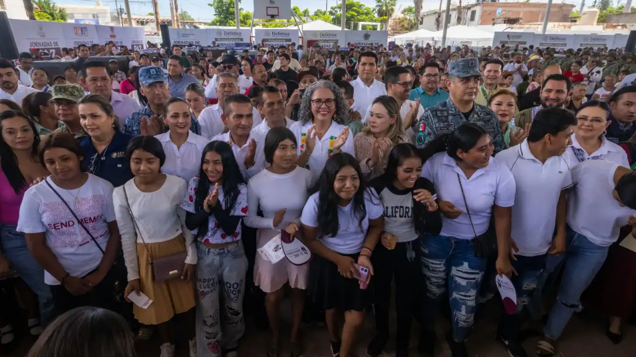 Autoridades y vecinos durante un recorrido casa por casa en Villa Juárez, Navolato