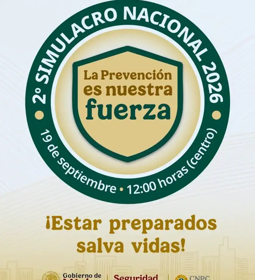Personas participando en un simulacro de sismo en un inmueble de Los Cabos