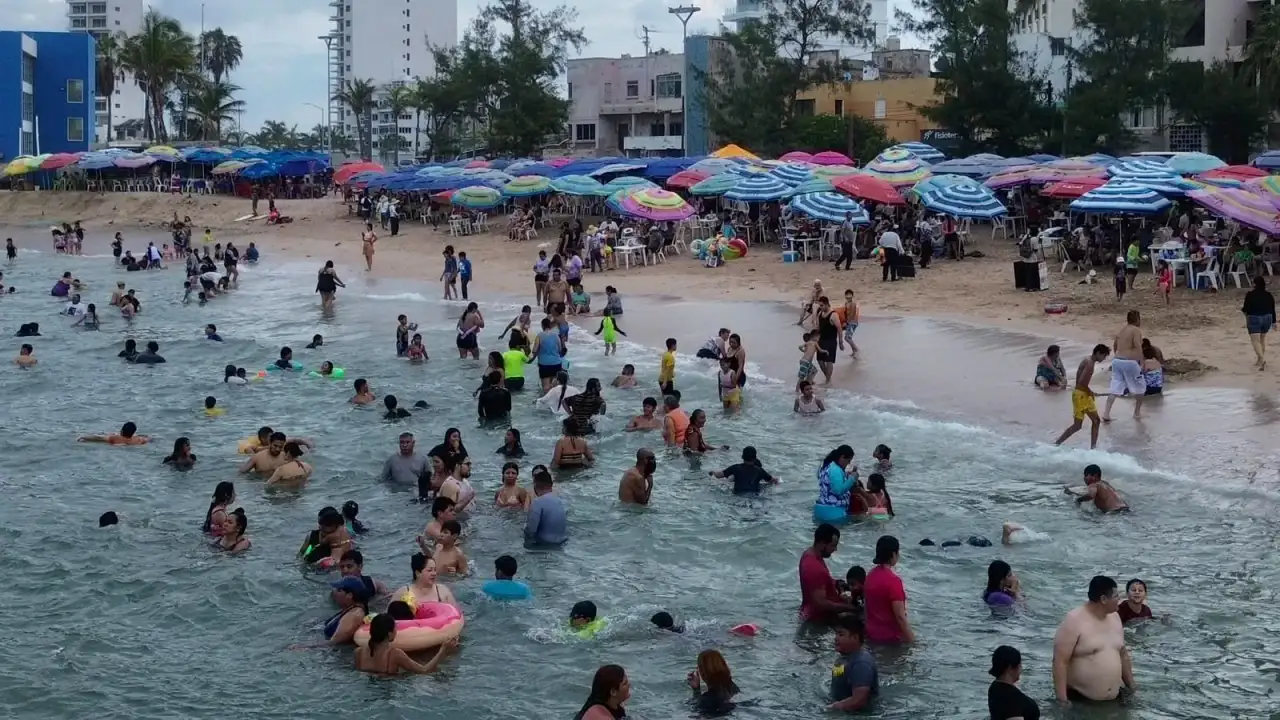 Turistas en playa de Mazatlán durante fin de semana de verano