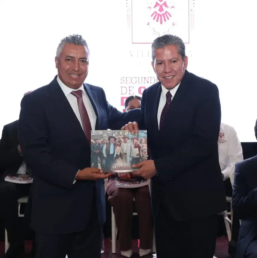 Gobernador de Zacatecas durante un evento público con autoridades municipales