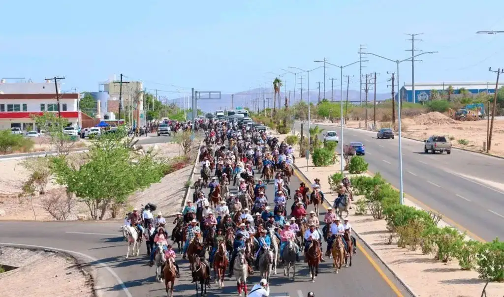Jinetes recorren calles de Santa Anita durante cabalgata de Fiestas Tradicionales 2026