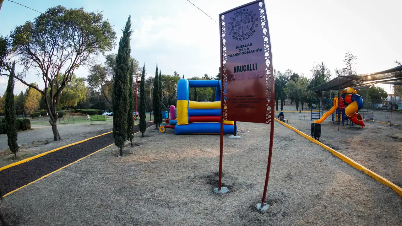 Áreas verdes y andadores del Parque Naucalli en Naucalpan, Estado de México
