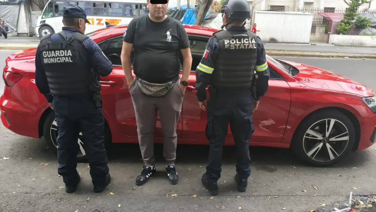 Elementos de seguridad durante un operativo en una colonia de Naucalpan