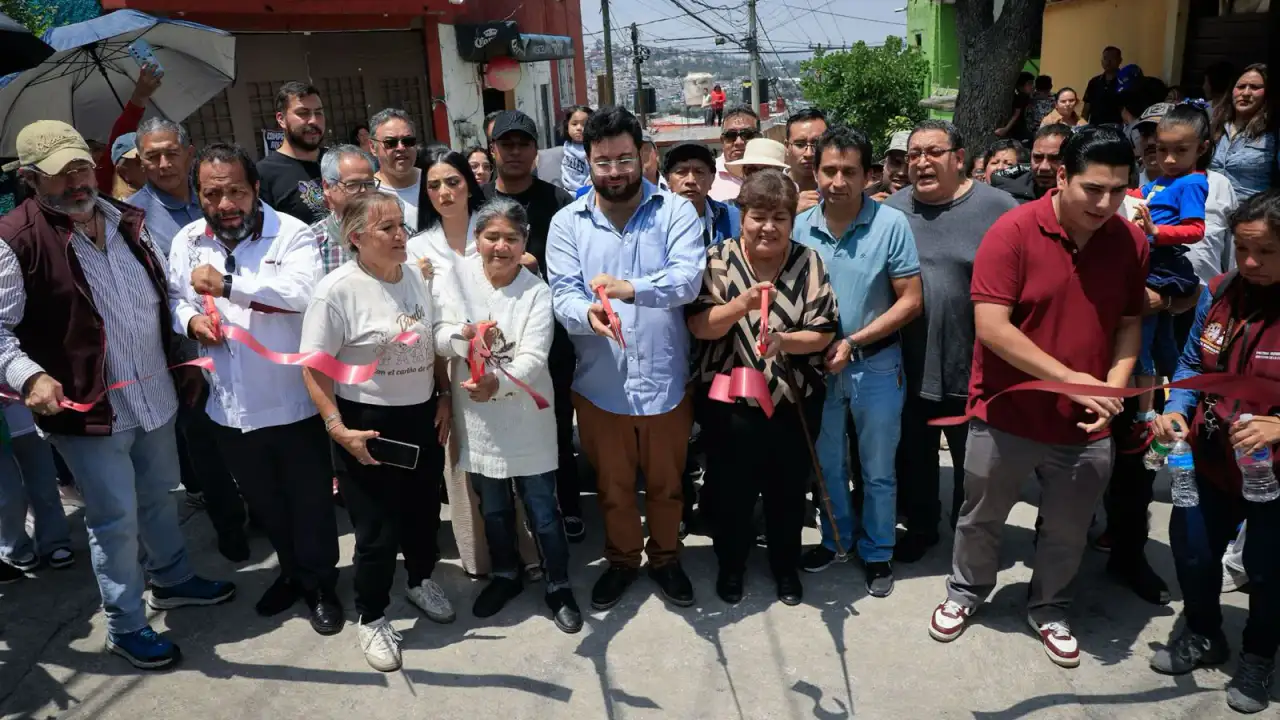 Vista de la calle Santuario renovada con concreto hidráulico y alumbrado público