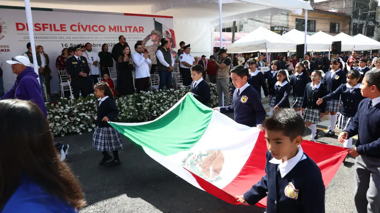 Contingentes durante el desfile cívico militar en la avenida Gustavo Baz de Naucalpan