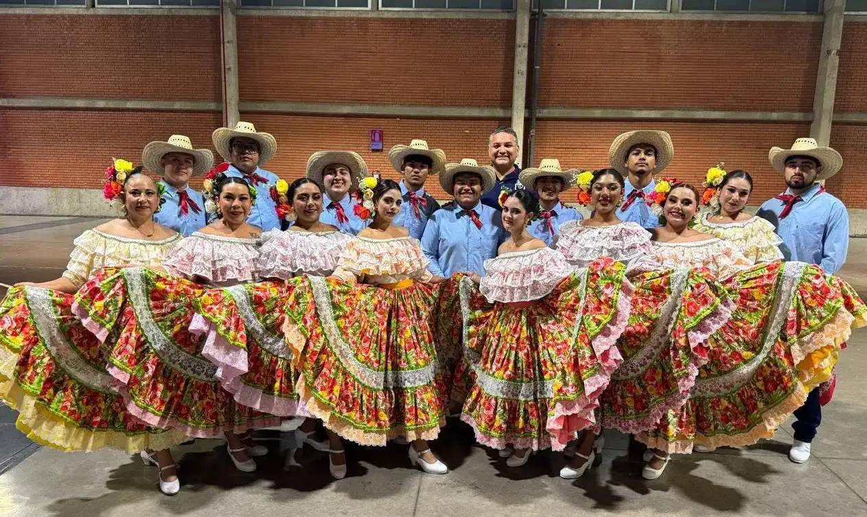 Estudiantes normalistas en un evento académico en La Paz, Baja California Sur