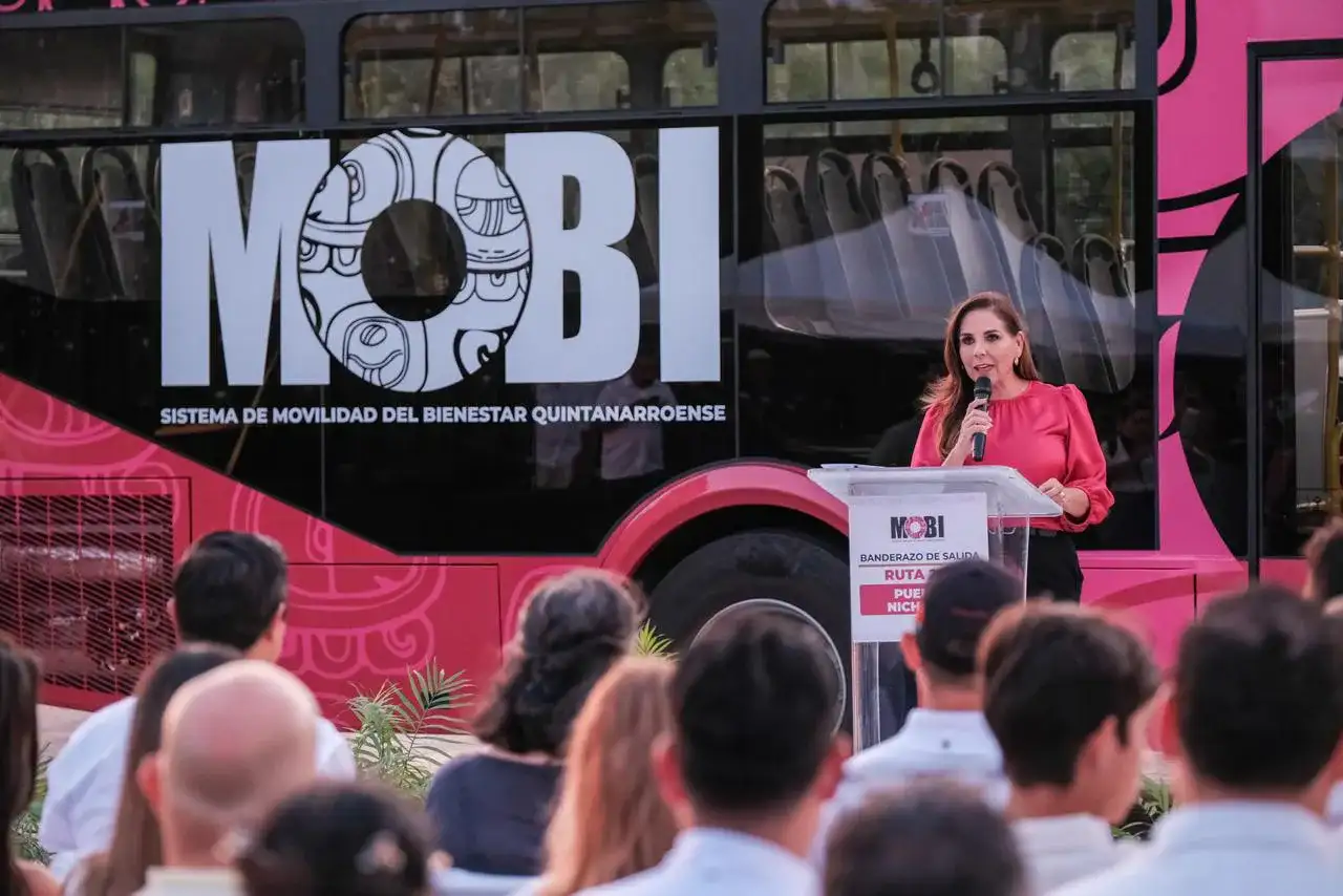 Autobuses nuevos del sistema MOBI estacionados en el Malecón Tajamar durante el evento de inauguración